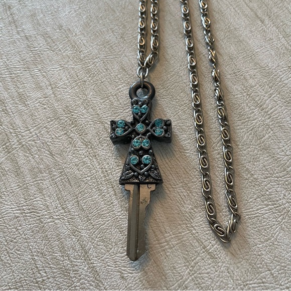 Key to my castle cross necklace - Picture 4 of 6